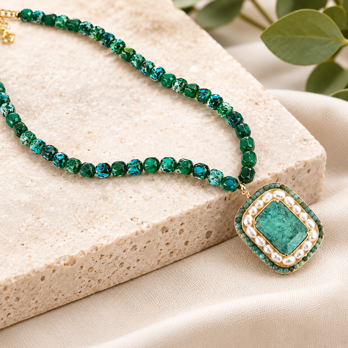 Magnifique Collier tons verts